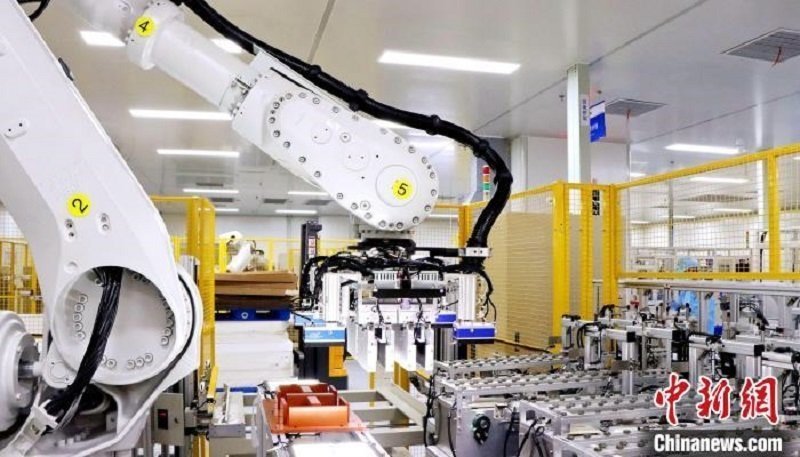 圖為資料圖，海辰儲能自動分檔打包機器人。?曾欣平供圖